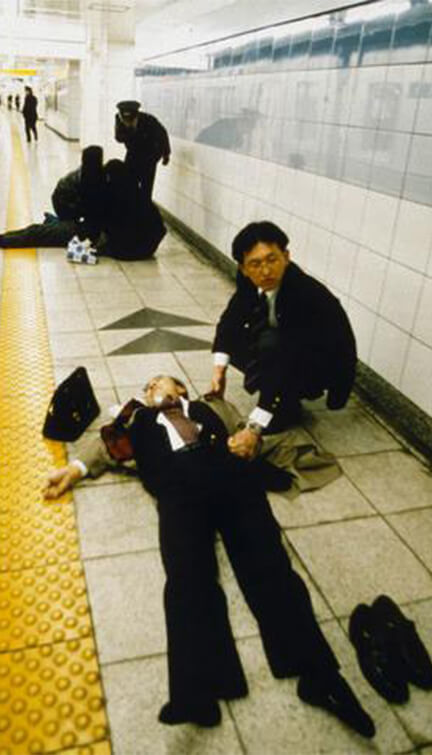 Người bị trúng độc nằm la liệt khắp nơi.